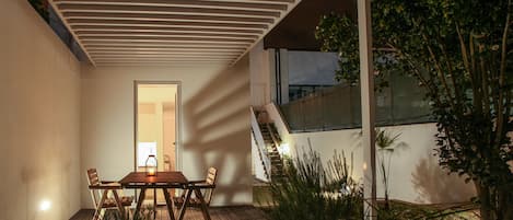 開放式套房, 1 間臥室, 花園景, 地面 | 露台/庭院