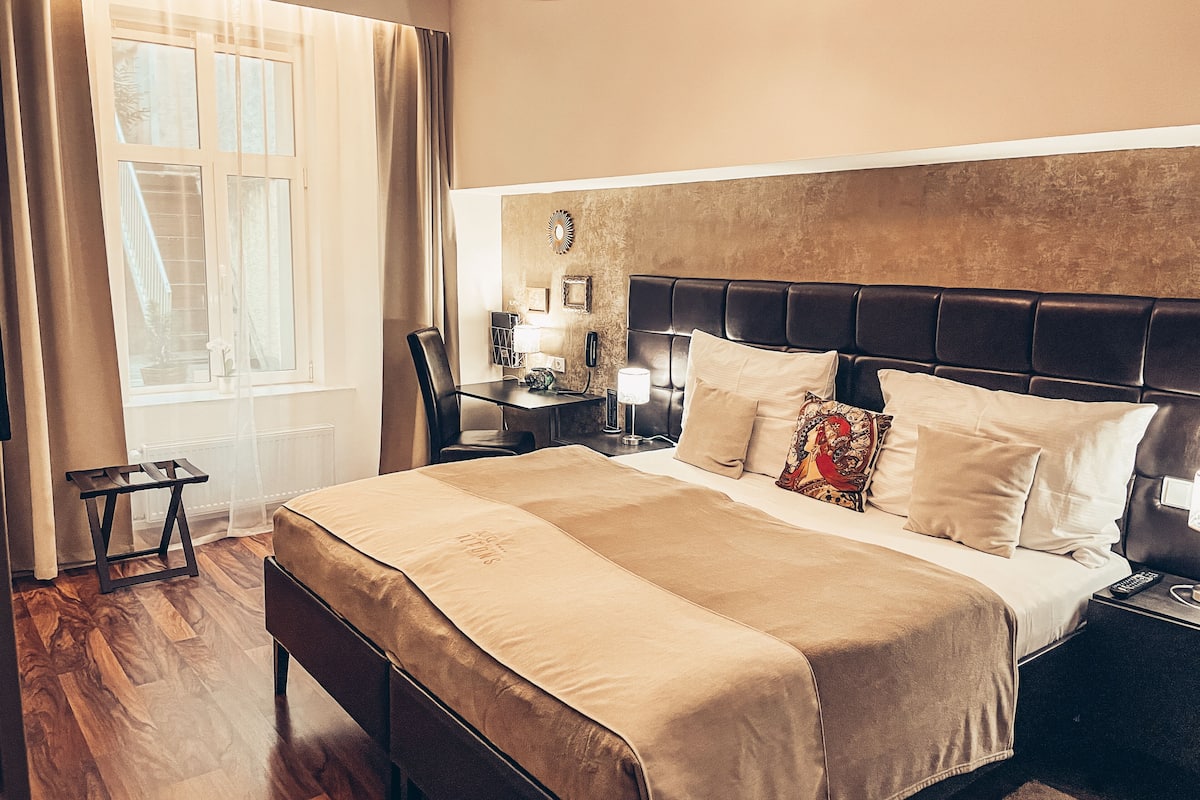 1 bedroom, premium bedding, down duvets, minibar