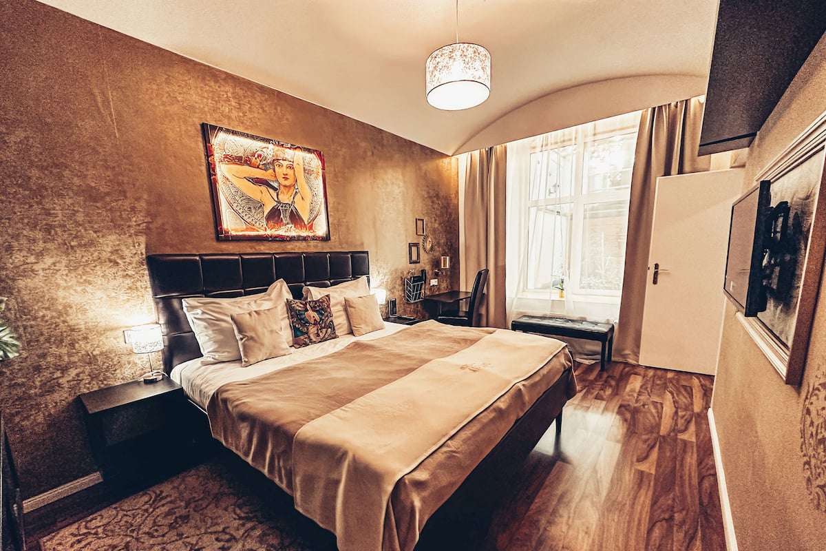 1 bedroom, premium bedding, down duvets, minibar