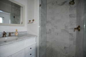 Classic-Haus, 1 King-Bett, Blick auf den Weinberg | Badezimmer | Kostenlose Toilettenartikel, Haartrockner, Handtücher
