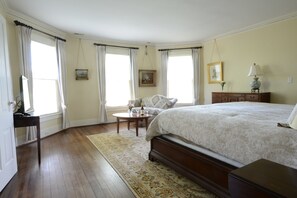 Deluxe House, 1 King Bed, Mountain View, Garden Area