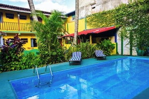 Piscina externa, funciona das 10h às 20h, espreguiçadeiras