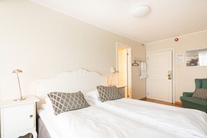 Economy Double Room | Pillowtop beds, soundproofing, iron/ironing board, free WiFi - Hotel Norge Lillesand (Lillesand)