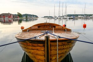 Puisesta veneestä oli ankkuroitu satamaan, ja sen ympärillä vesi oli tyyntä, peilaten veneitä ja rakennuksia.