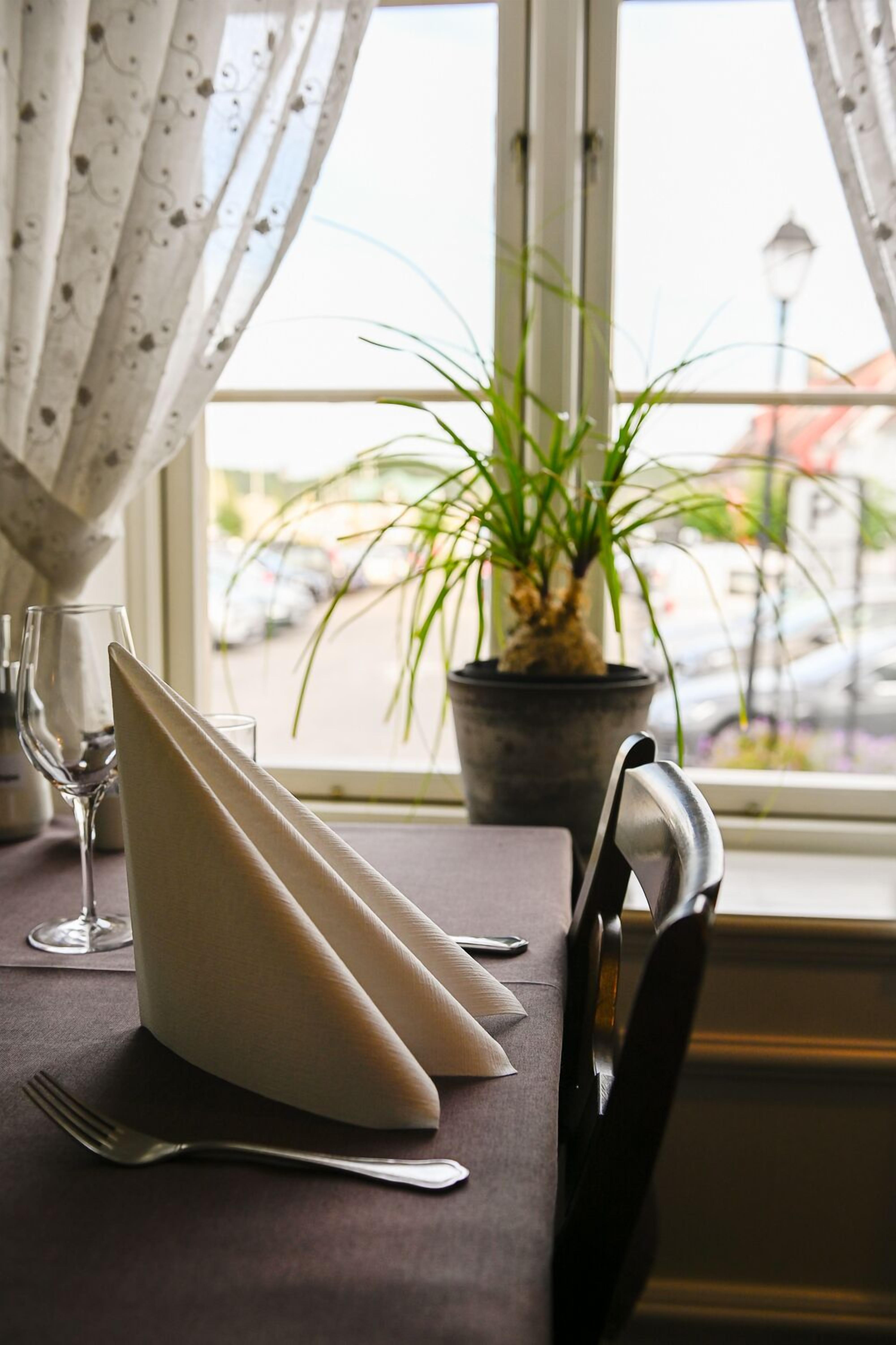 2 restaurants, breakfast, lunch served; local and international cuisine