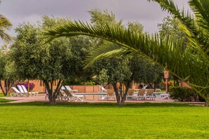 Outdoor pool, open 8 AM to 8 PM, pool umbrellas, sun loungers - Maison Ayda (Marrakech)