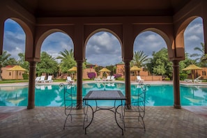 Outdoor pool, open 8 AM to 8 PM, pool umbrellas, sun loungers - Maison Ayda (Marrakech)