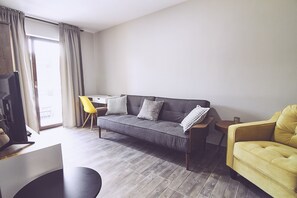 Comfort Apartment, 1 Bedroom | Living room | Flat-screen TV - Fleurs de Temps Apartments (Timisoara)