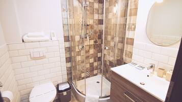 Comfort Apartment, 1 Bedroom | Bathroom | Shower, free toiletries, hair dryer, towels