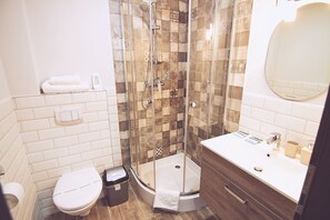 Comfort Apartment, 1 Bedroom | Bathroom | Shower, free toiletries, hair dryer, towels - Fleurs de Temps Apartments (Timisoara)