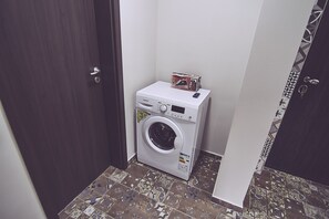 Comfort Apartment, 1 Bedroom | Bathroom amenities | Shower, free toiletries, hair dryer, towels
