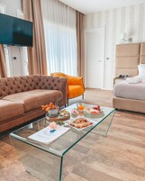 Suíte luxo, vista para o mar | Frigobar, escrivaninha, quartos à prova de som, berços grátis