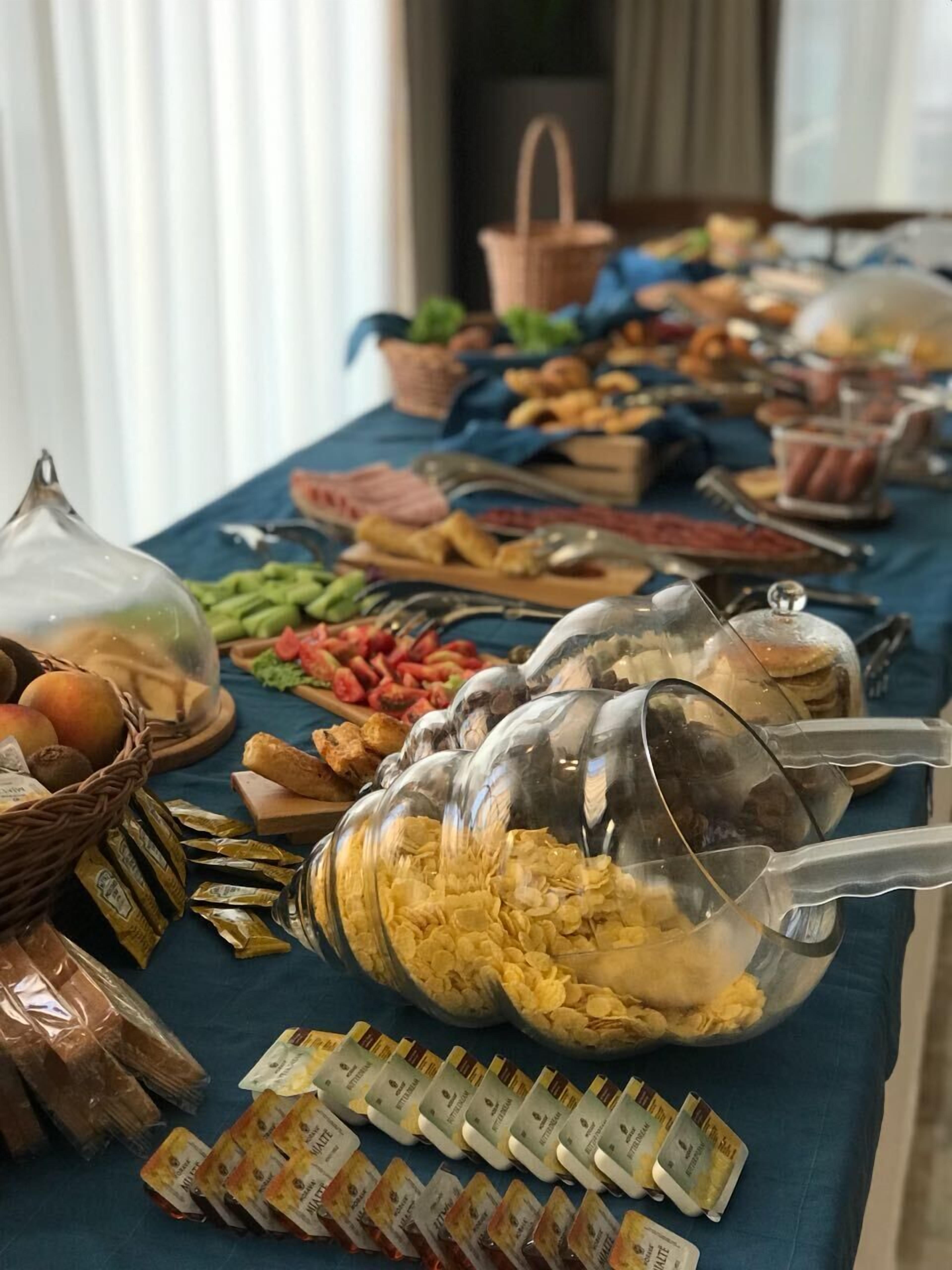 Ein reichhaltiges Buffet mit verschiedenen Speisen und Beilagen.