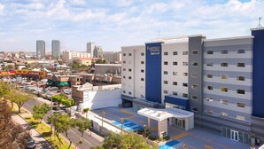 Um hotel de vários andares com uma placa bem visível para Fairfield Inn & Suites Marriott.