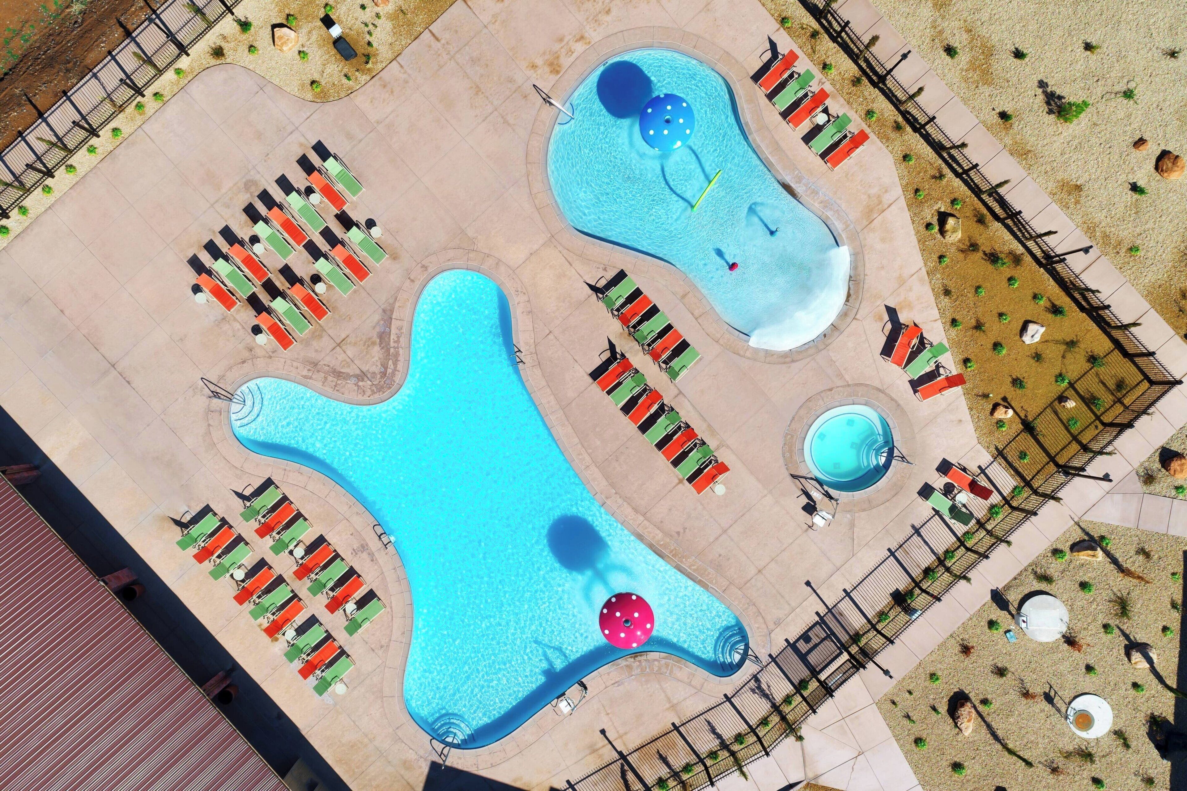 Una piscina al aire libre de temporada