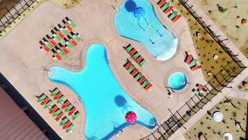 Una piscina al aire libre de temporada