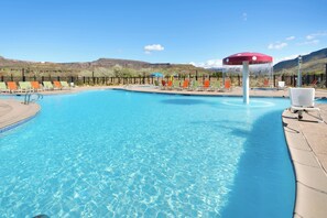 Una piscina al aire libre de temporada