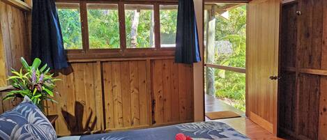 Minibar, decoración personalizada, muebles diferentes y escritorio