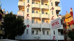 Un immeuble à plusieurs étages, doté de balcons et d’une enseigne indiquant qu’il s’agit de l’hôtel LARA PALACE.