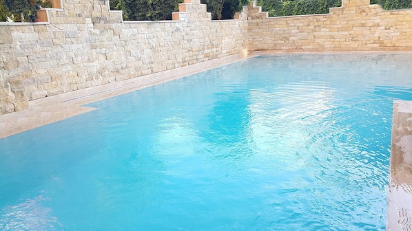 Piscine extérieure (ouverte en saison)