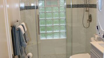 Bañera con ducha, secador de pelo, toallas, jabón