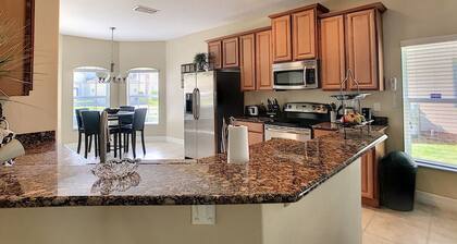 VAPAA POOL HEAT SPECIAL: Päivitetty 4 makuuhuoneen allas ja Spa Home West Haven