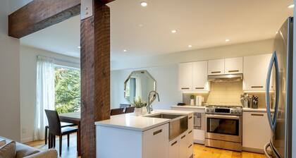 Luxury 3.5BR | SKI IN/OUT Access | Media Room | Hot Tub | Garage | Managed By Aloha Whistler