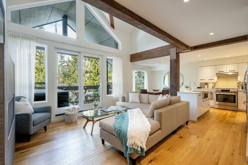 Ski In/Ski Out Access | Luxury 3.5BR | Media Room | Hot Tub | Garage | Managed By Aloha Whistler