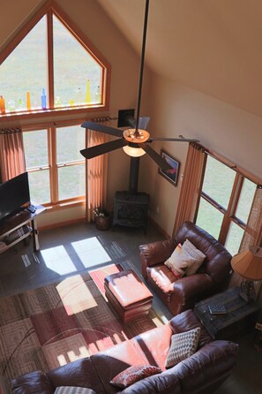 Een smart-tv, een open haard en een dvd-speler