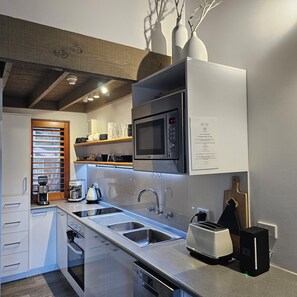 Køleskab, mikrobølgeovn, ovn, kogeplade