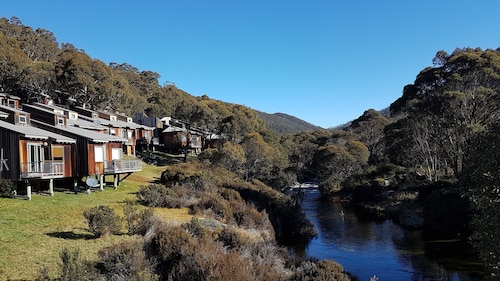 CHILL-OUT * Stay on snow in winter or enjoy a cosy alpine escape in summer!