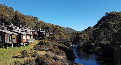 CHILL-OUT * Stay on snow in winter or enjoy a cosy alpine escape in summer!