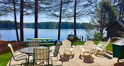 ¡32% DE DESCUENTO AL FINAL DE TEMPORADA! Pawtuckaway Lakefront: follaje de otoño, asoma de hojas