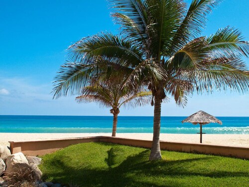  Oceanfront Condo with Private Balcony in La Jolla de los Cabos! 2bd, 2 bath