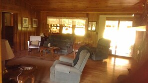 Smart TV, fireplace, books, streaming services