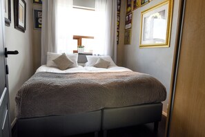 5 bedrooms, iron/ironing board, free WiFi, bed sheets