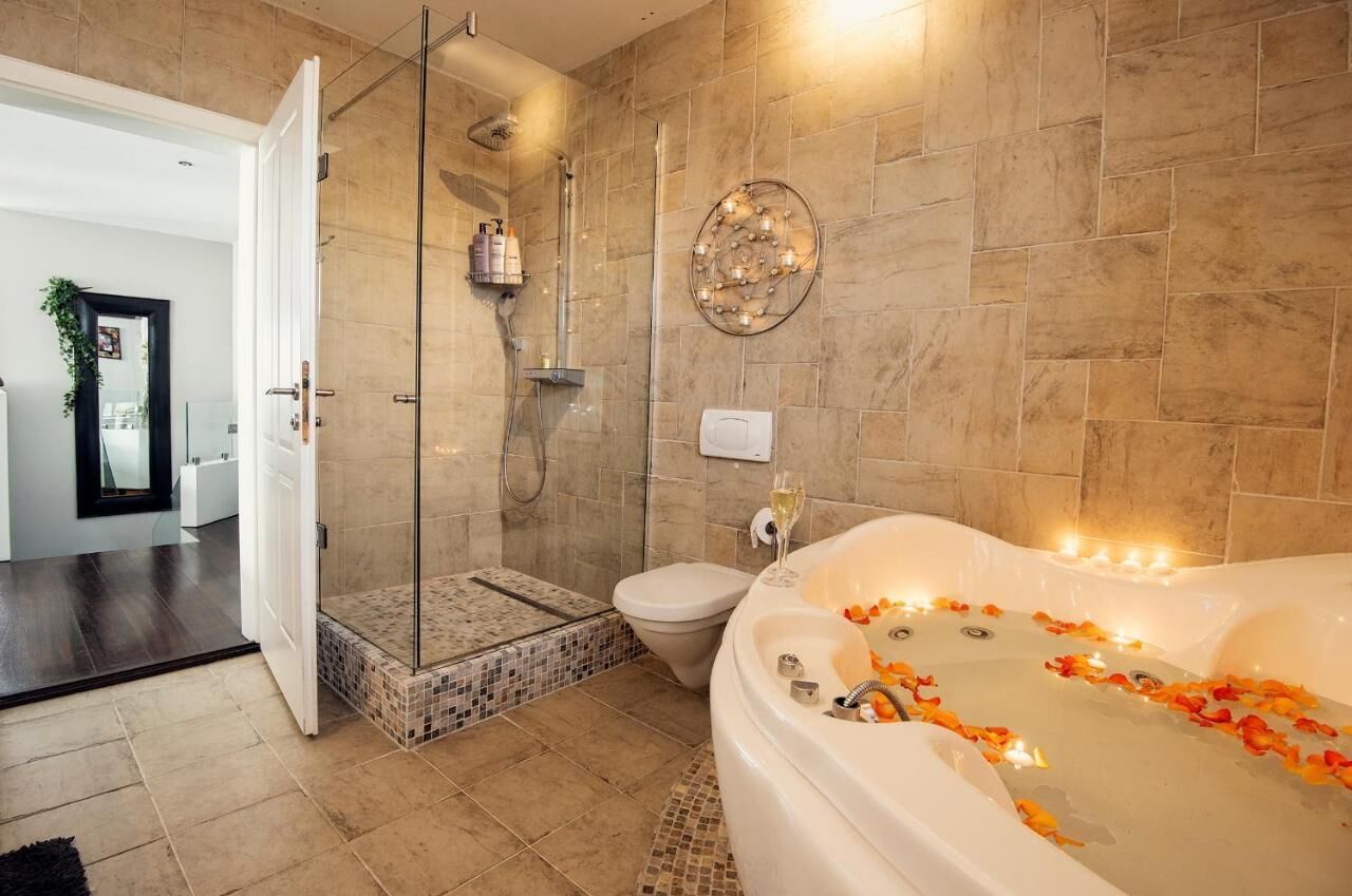 Combined shower/tub, hair dryer, towels, soap