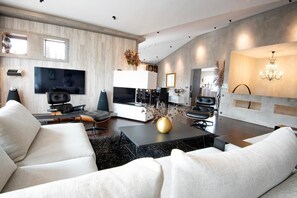 Smart TV, chimenea y estéreo 