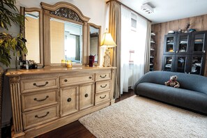 Smart TV, fireplace, stereo