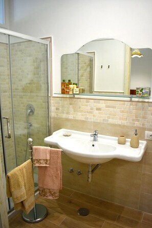 Shower, hair dryer, bidet, towels - La Casa di Nonna Elvira: Eros suite (Massa Lubrense)