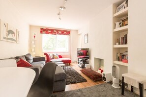 อพาร์ทเมนท์, 1 ห้องนอน | ห้องนั่งเล่น | ทีวีจอแบน