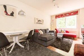 อพาร์ทเมนท์, 1 ห้องนอน | ห้องนั่งเล่น | ทีวีจอแบน