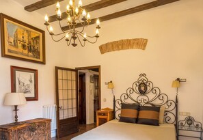 3 bedrooms, iron/ironing board, free WiFi, bed sheets - CAN FELIP Apartment in an 18th Century Listed Building (Palafrugell)