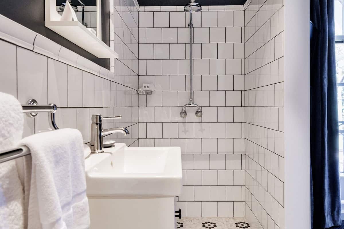 queen ensuite room - park view | bathroom | free toiletries, hair dryer, towels