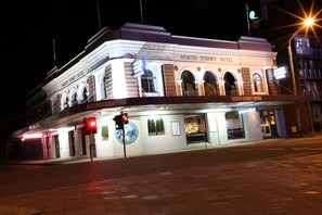 Voorkant accommodatie - avond/nacht