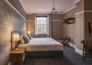 Tabla de planchar con plancha, wifi gratis y ropa de cama 