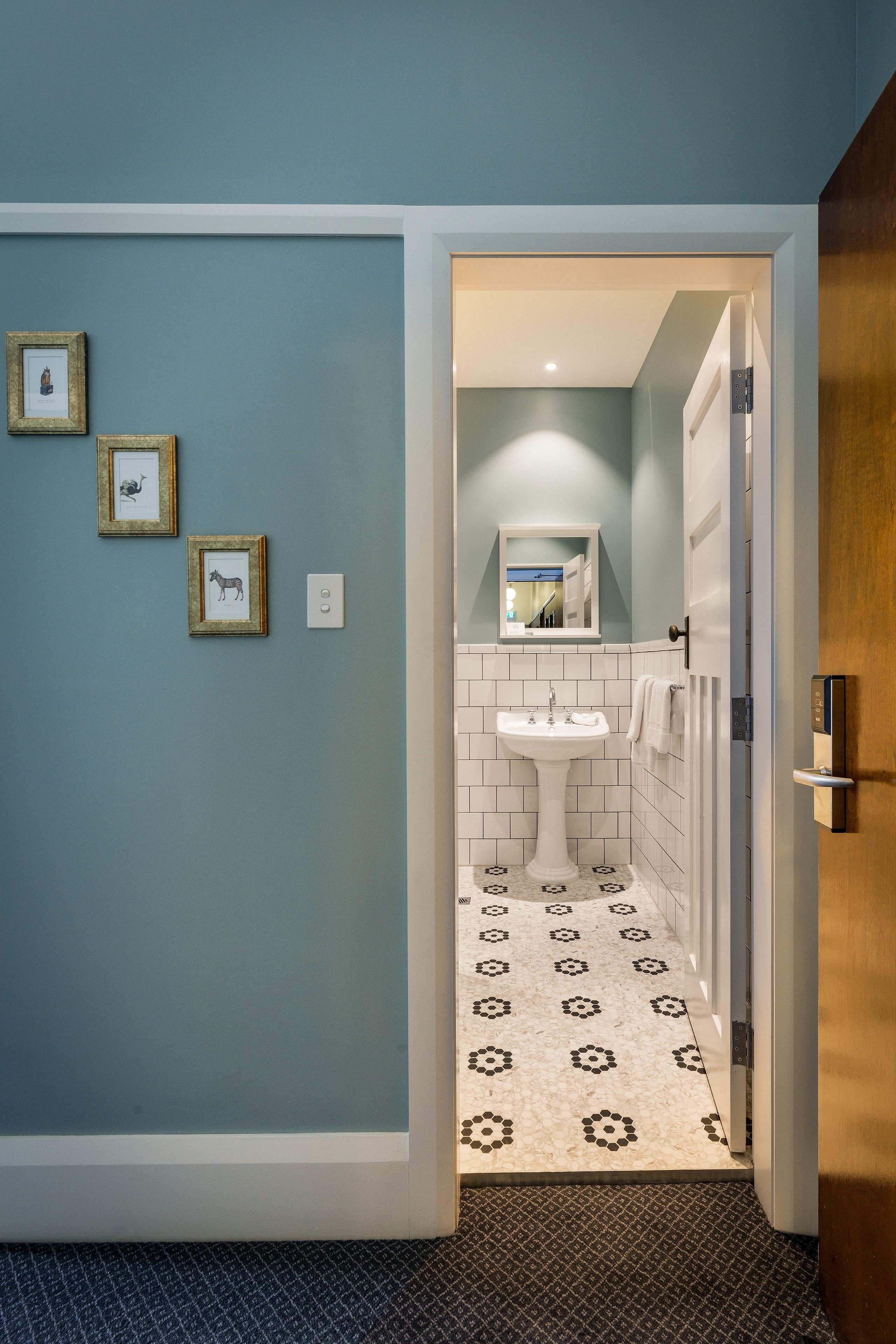 queen ensuite room | iron/ironing board, free wifi, bed sheets