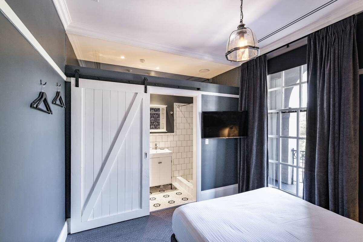 queen ensuite room | iron/ironing board, free wifi, bed sheets