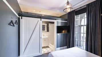 Queen Ensuite Room | Iron/ironing board, free WiFi, bed sheets