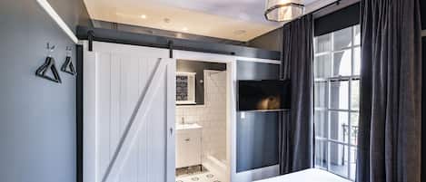 Rom, 1 queensize-seng, eget bad | Strykejern/-brett, wi-fi (inkludert) og sengetøy